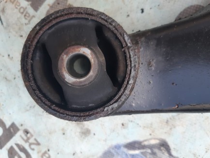 Подушка редуктора перед MR374561 MITSUBISHI PAJERO
